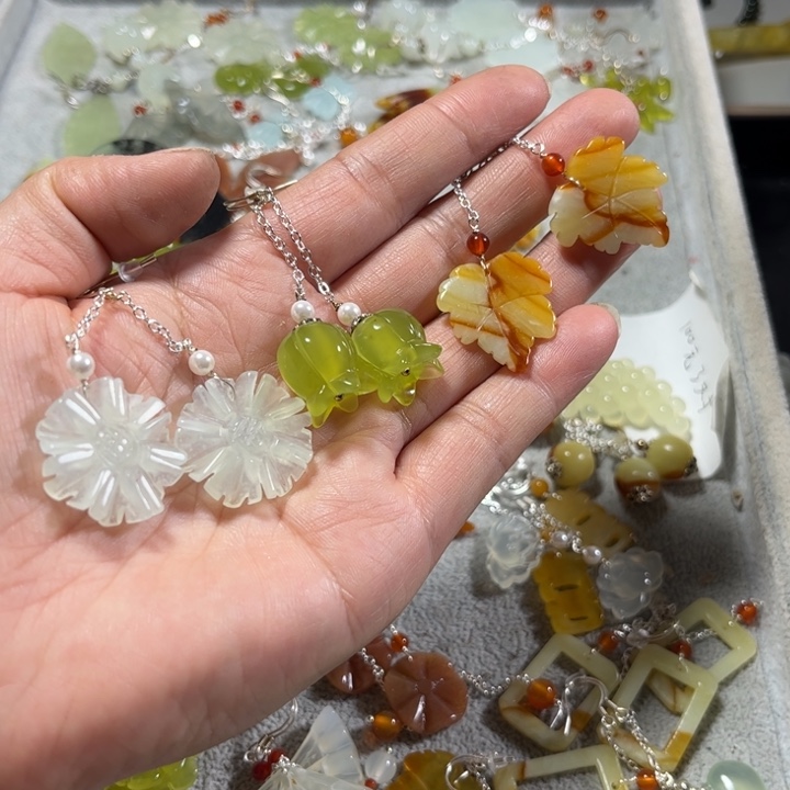 蛇纹石玉耳饰合金