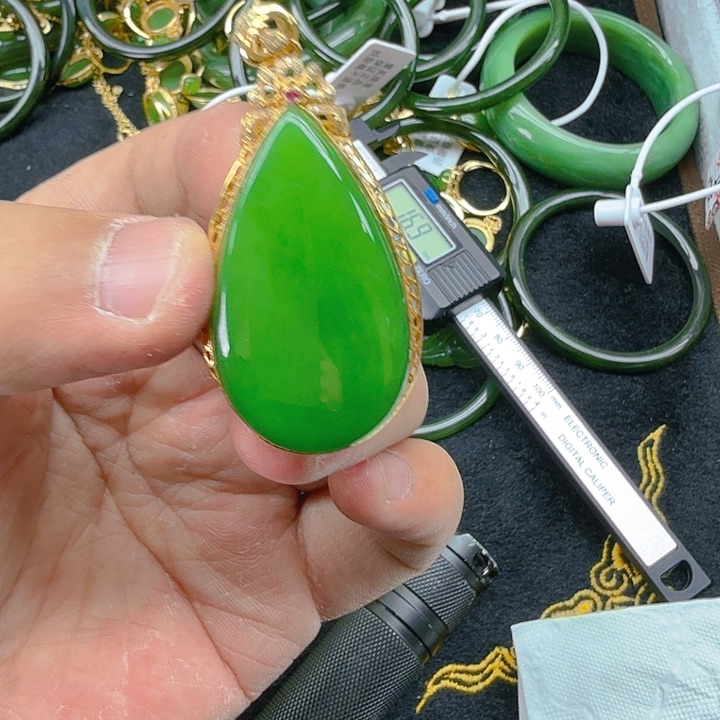 和田玉（碧玉）颈饰18K金镶嵌