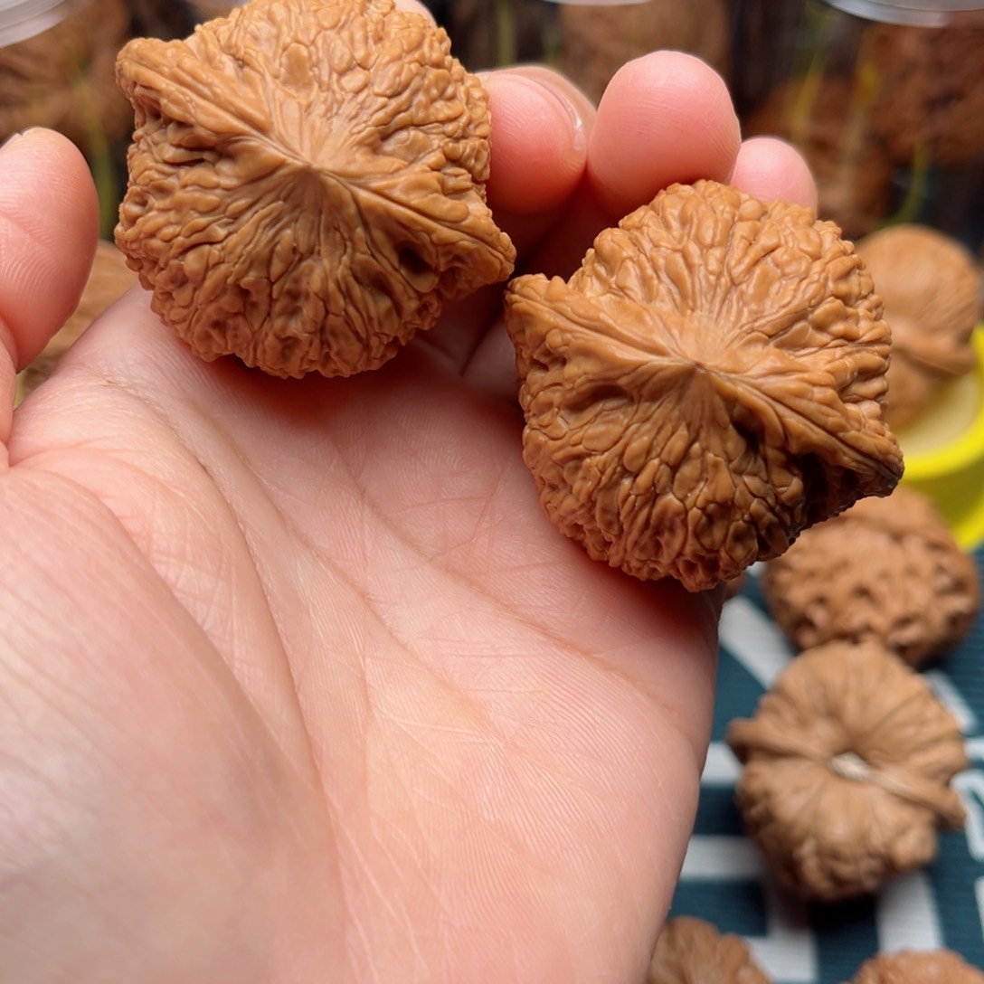 【闪购商品】桃木文玩核桃手把件43绣球