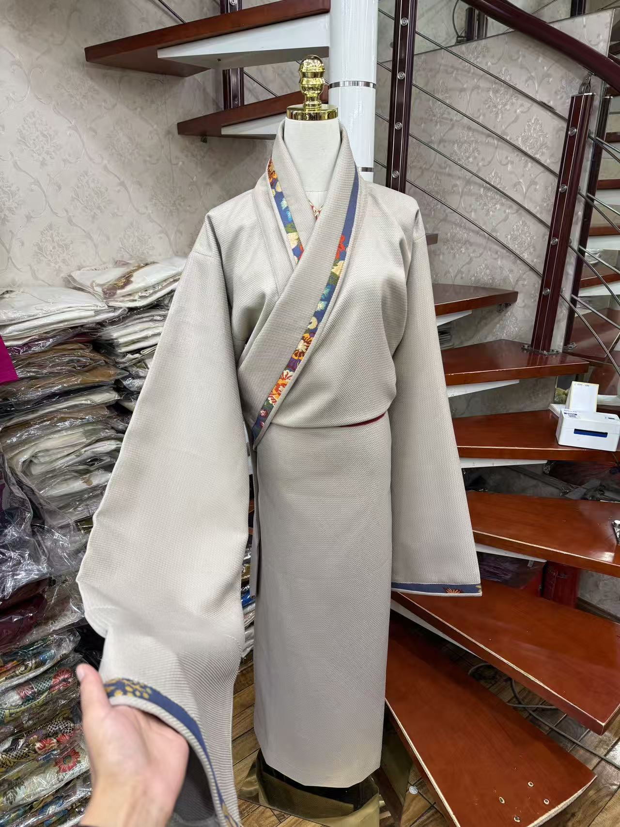 新款秋冬四季款女生单件藏袍藏装民族服饰女款单件康巴藏袍