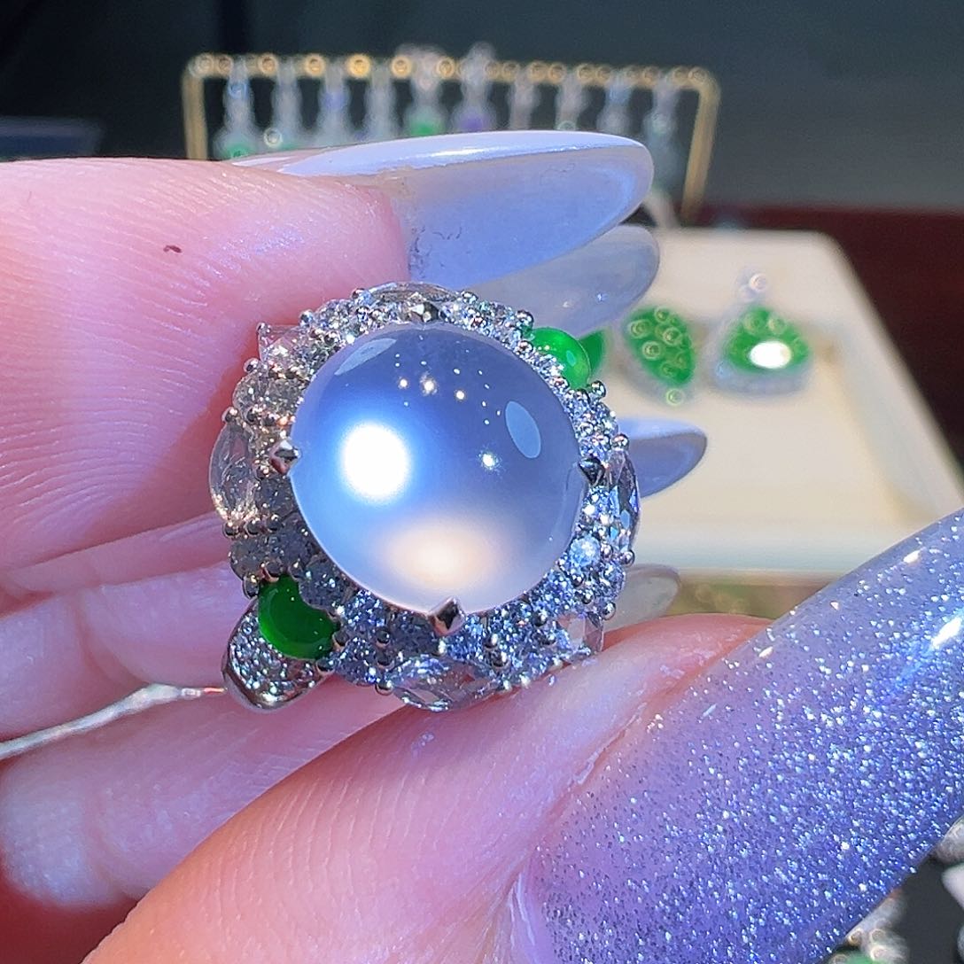 翡翠戒指18K金镶嵌翡翠