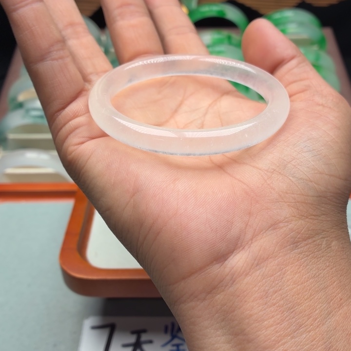 橘***1石英质玉未镶嵌手镯