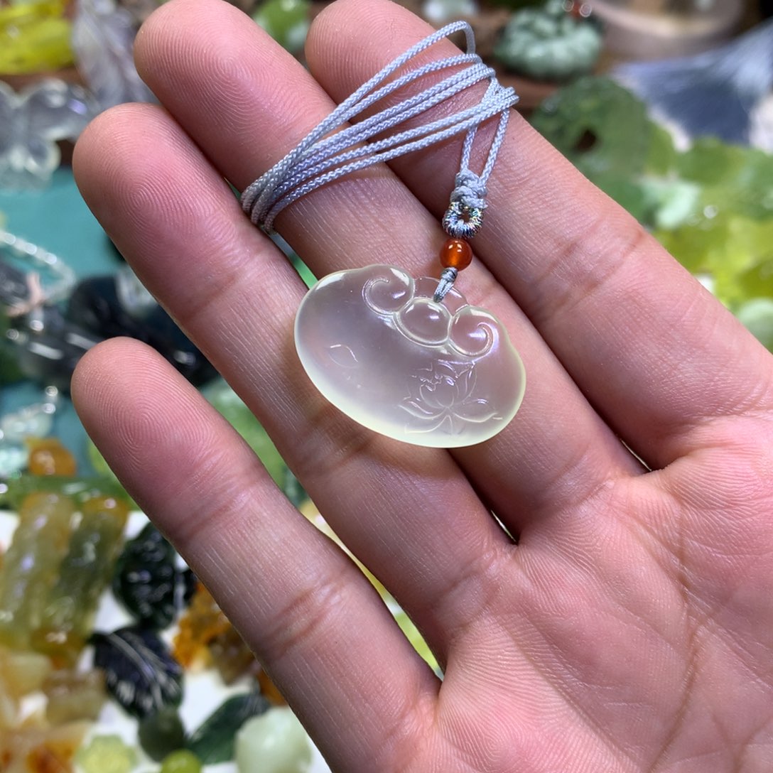 岫玉颈饰未镶嵌荷花锁