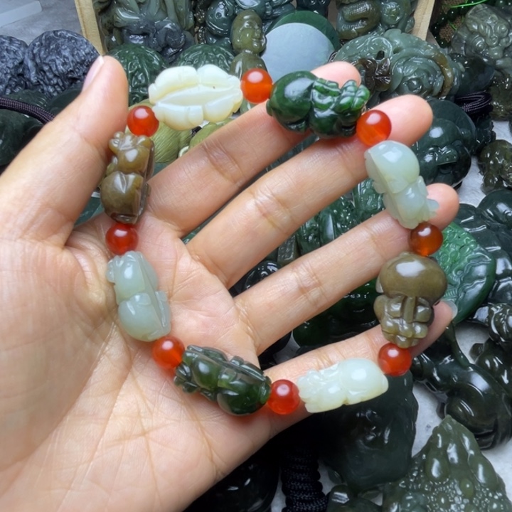 婷***儿和田玉未镶嵌颈饰