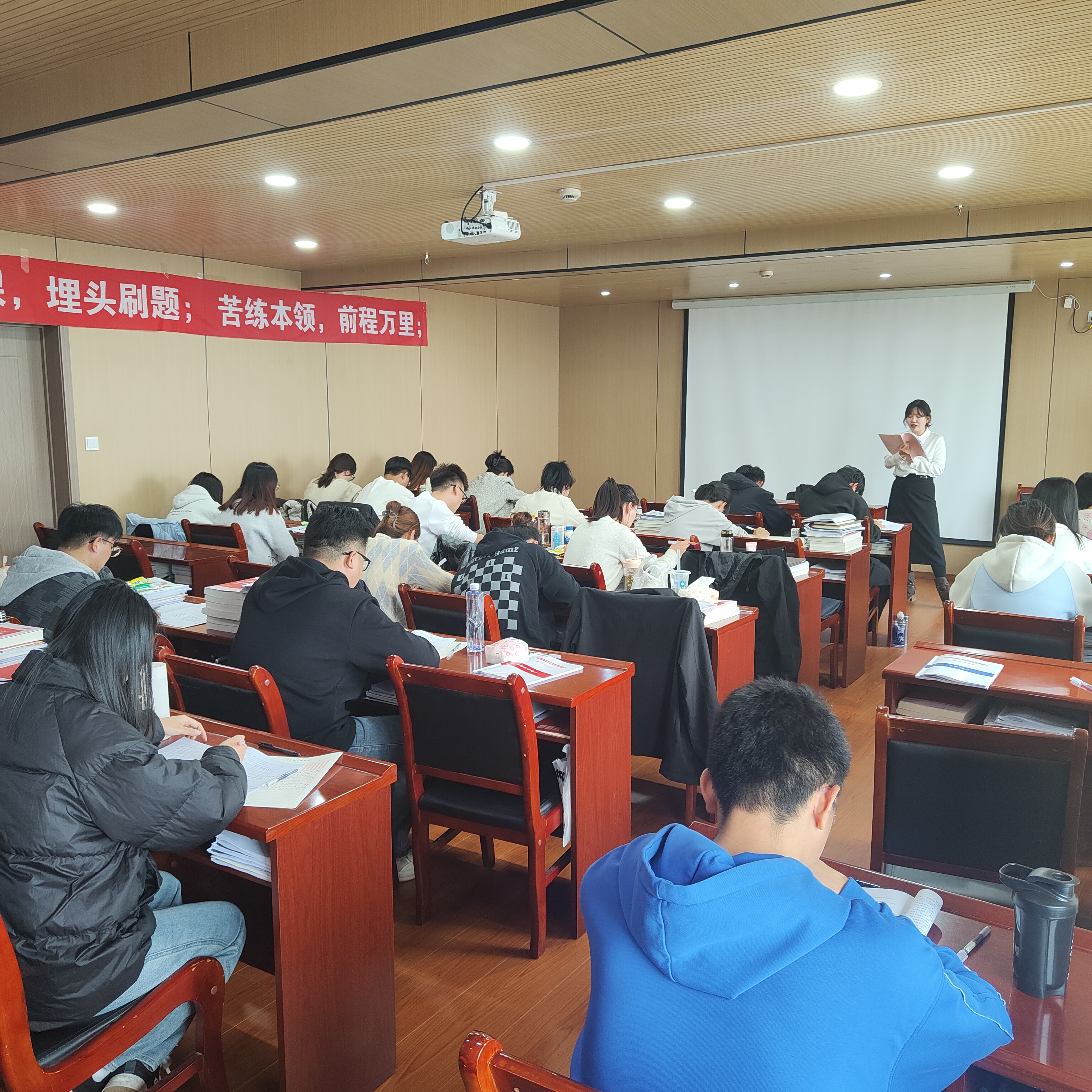免费试听课（支持各种对比）公务员考试培训、事业编考试培训