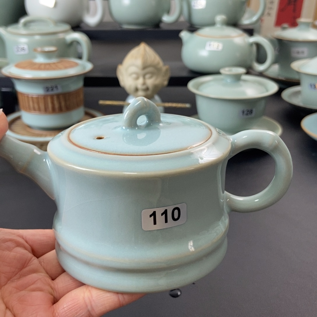 春***堂微瑕天青釉竹节井栏壶