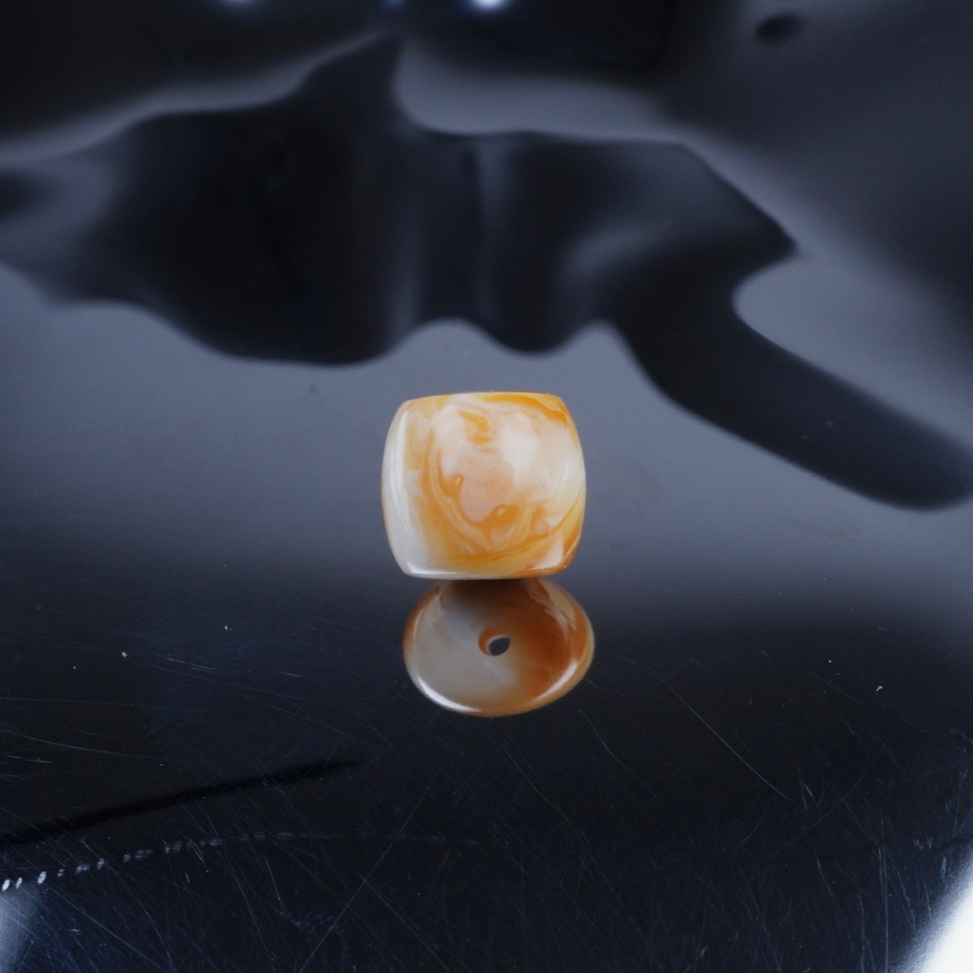 橘沁色直切“顺风耳”尺寸9.3*8.4mm天然琥珀蜜蜡文玩配饰