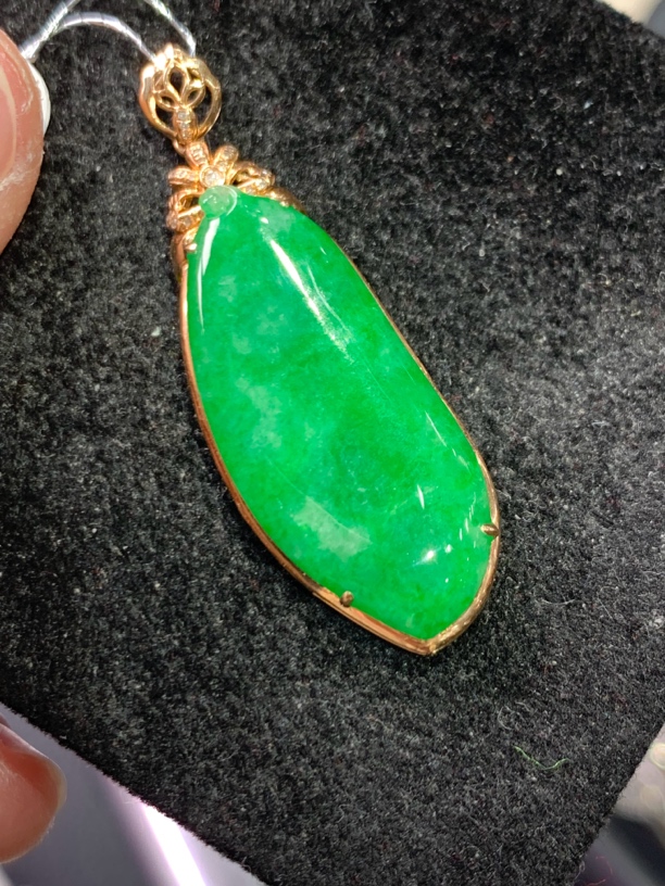 18k金镶嵌天然缅甸翡翠福瓜吊坠