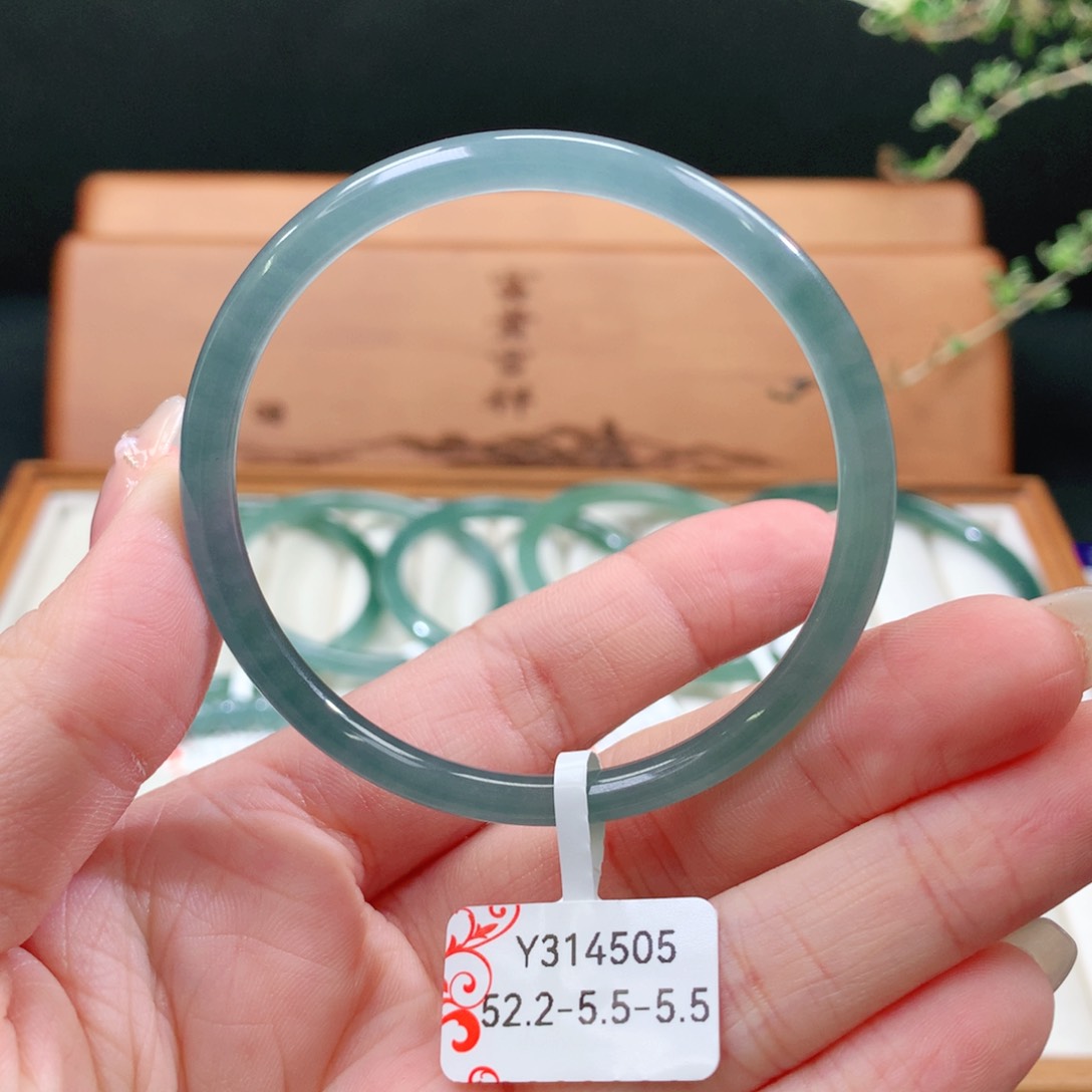 翡翠手镯未镶嵌随**缘天然