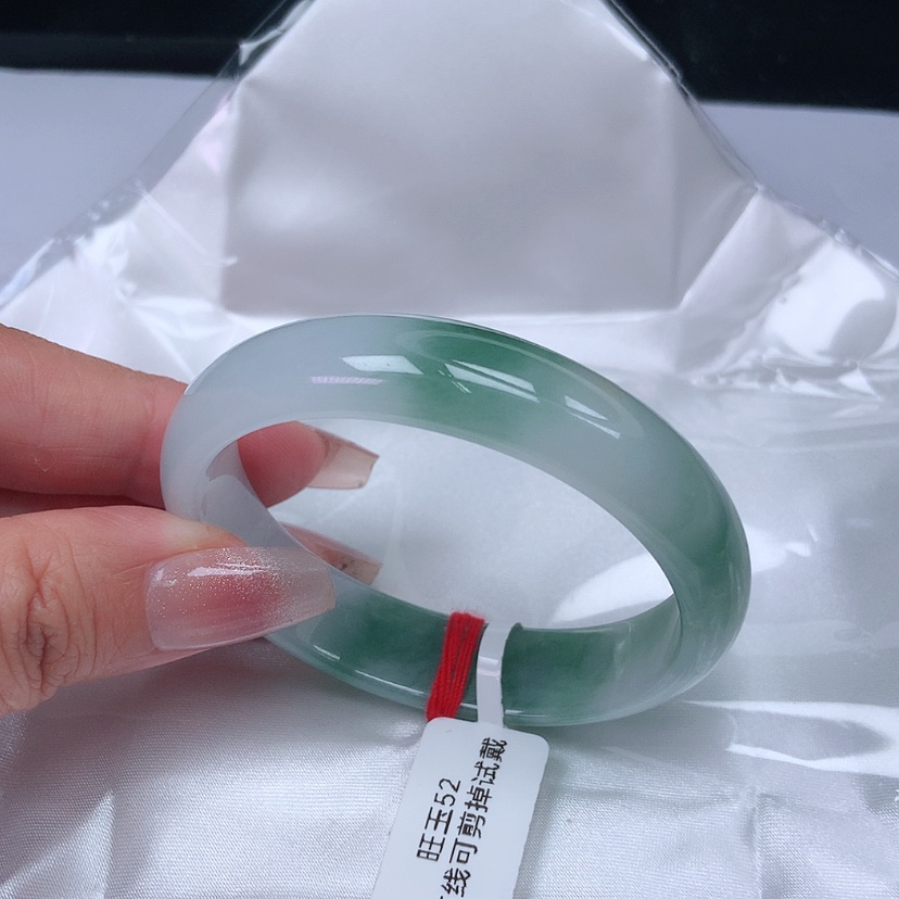 【闪购商品】翡翠手镯未镶嵌贵妃，
