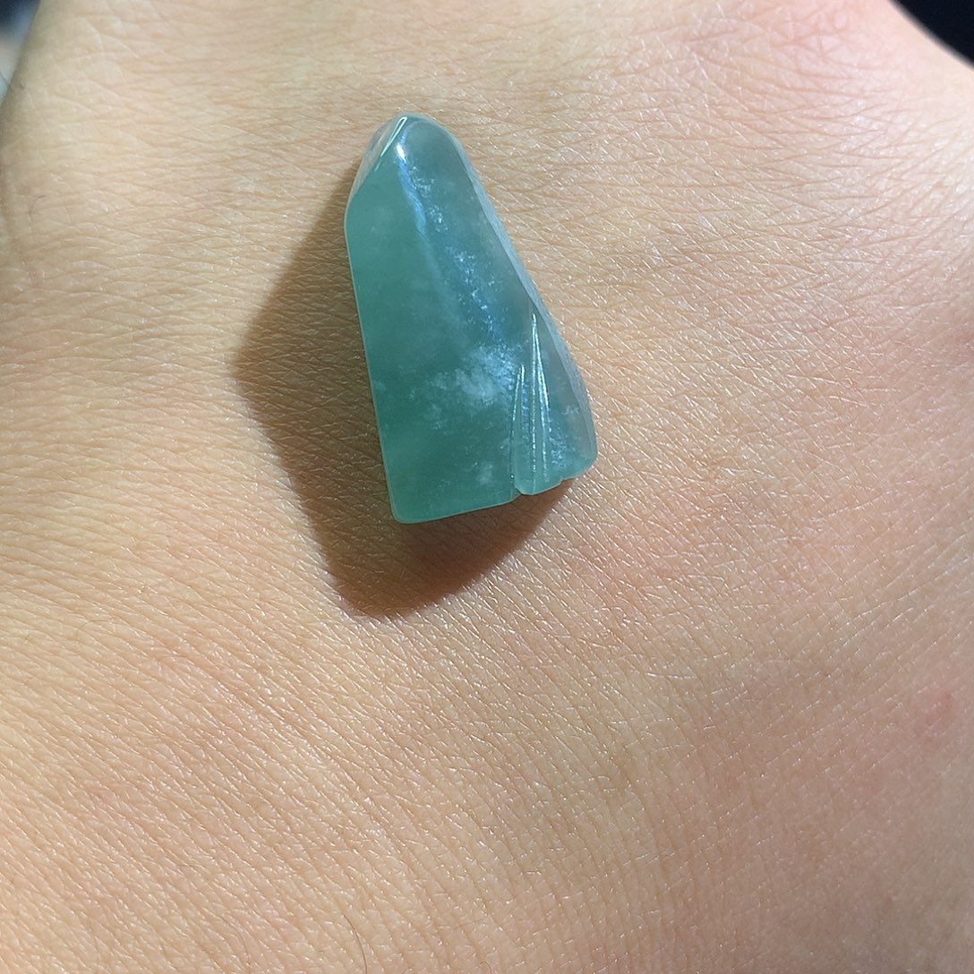 翡翠未镶嵌颈饰随形