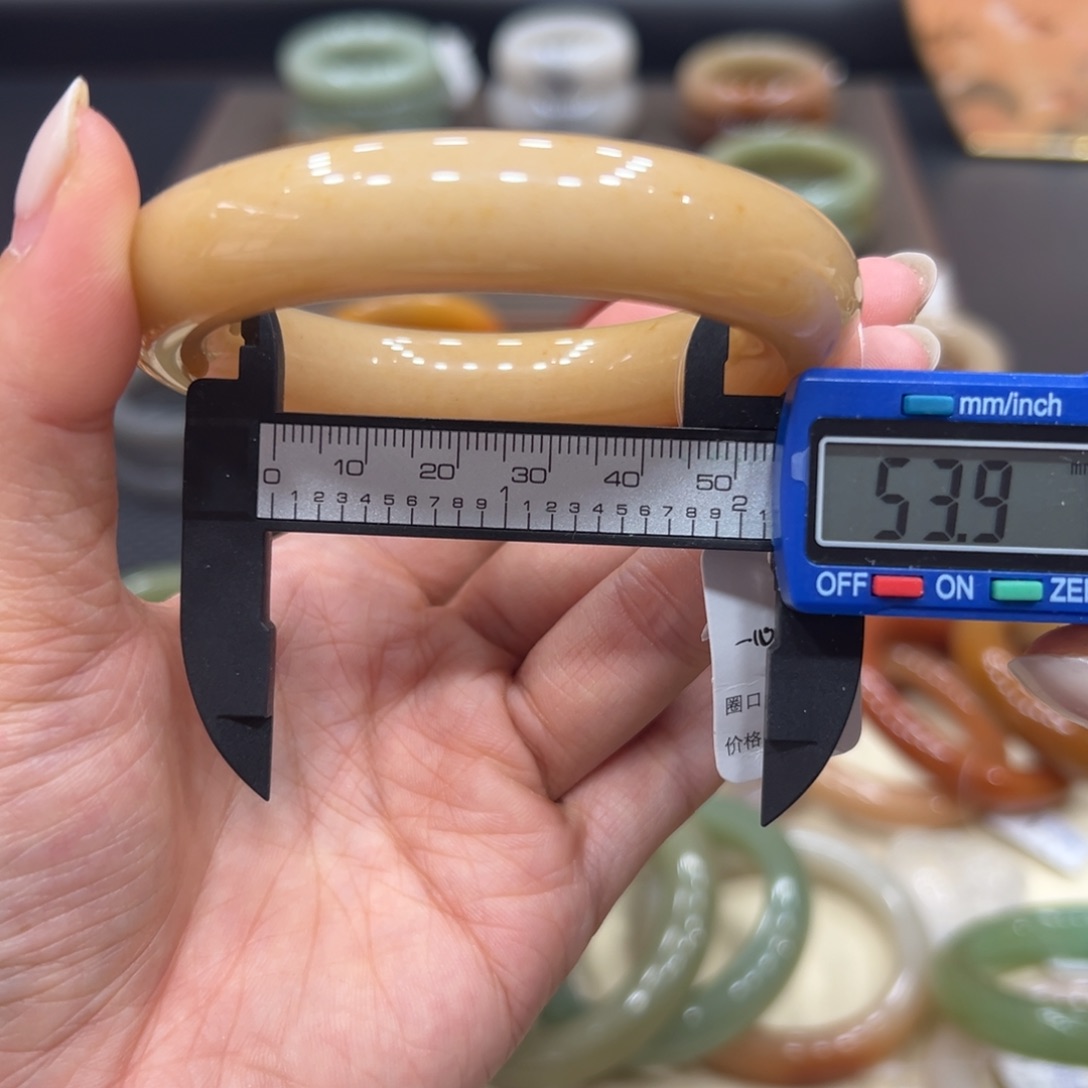 石英质玉未镶嵌手镯