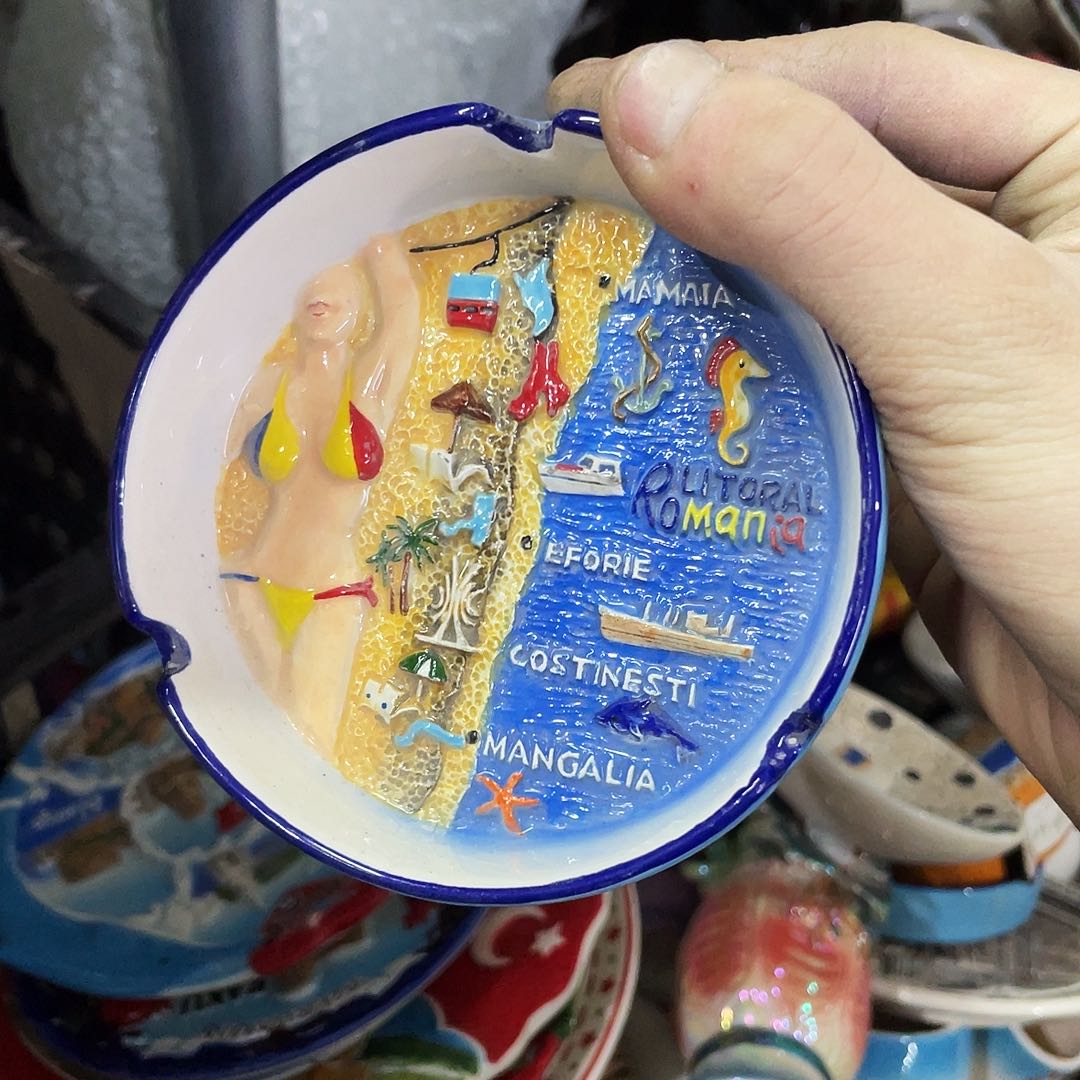 摆件   磕碰。封釉。