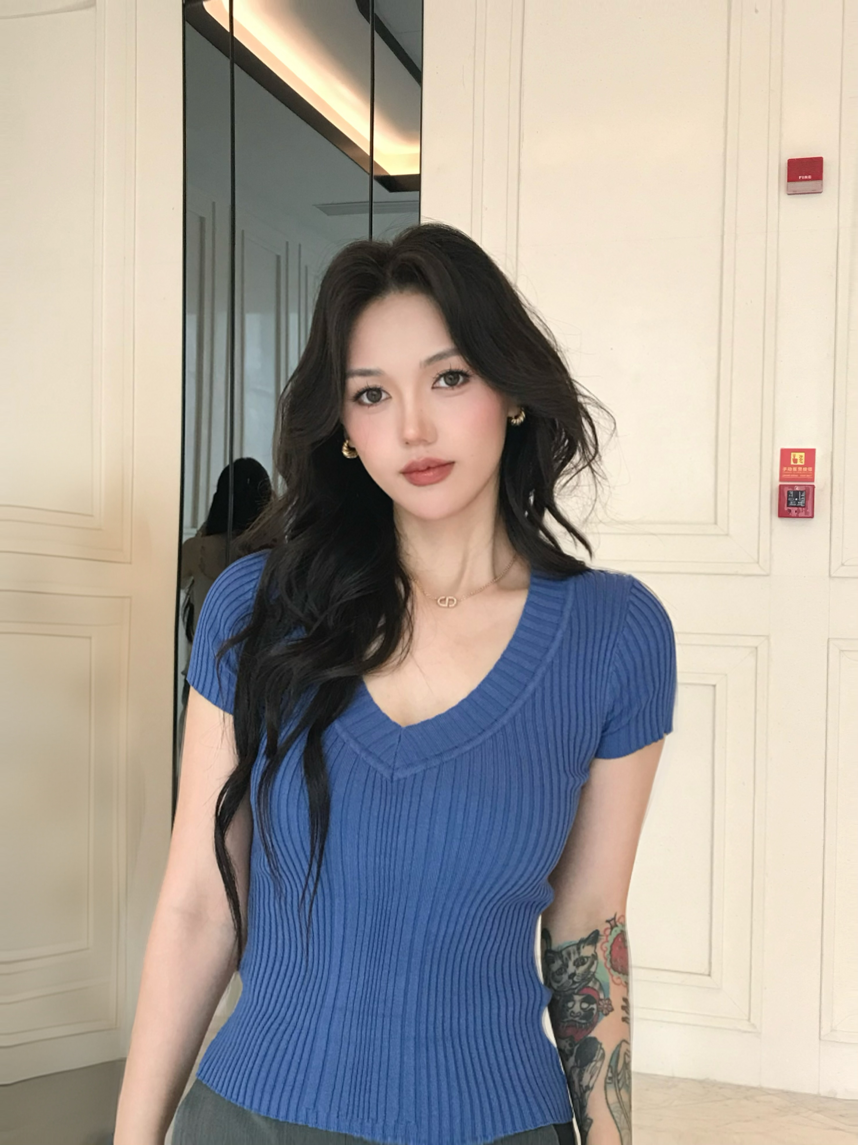 普鲁士蓝深V领针织纯色夏季薄款短袖韩版紧身