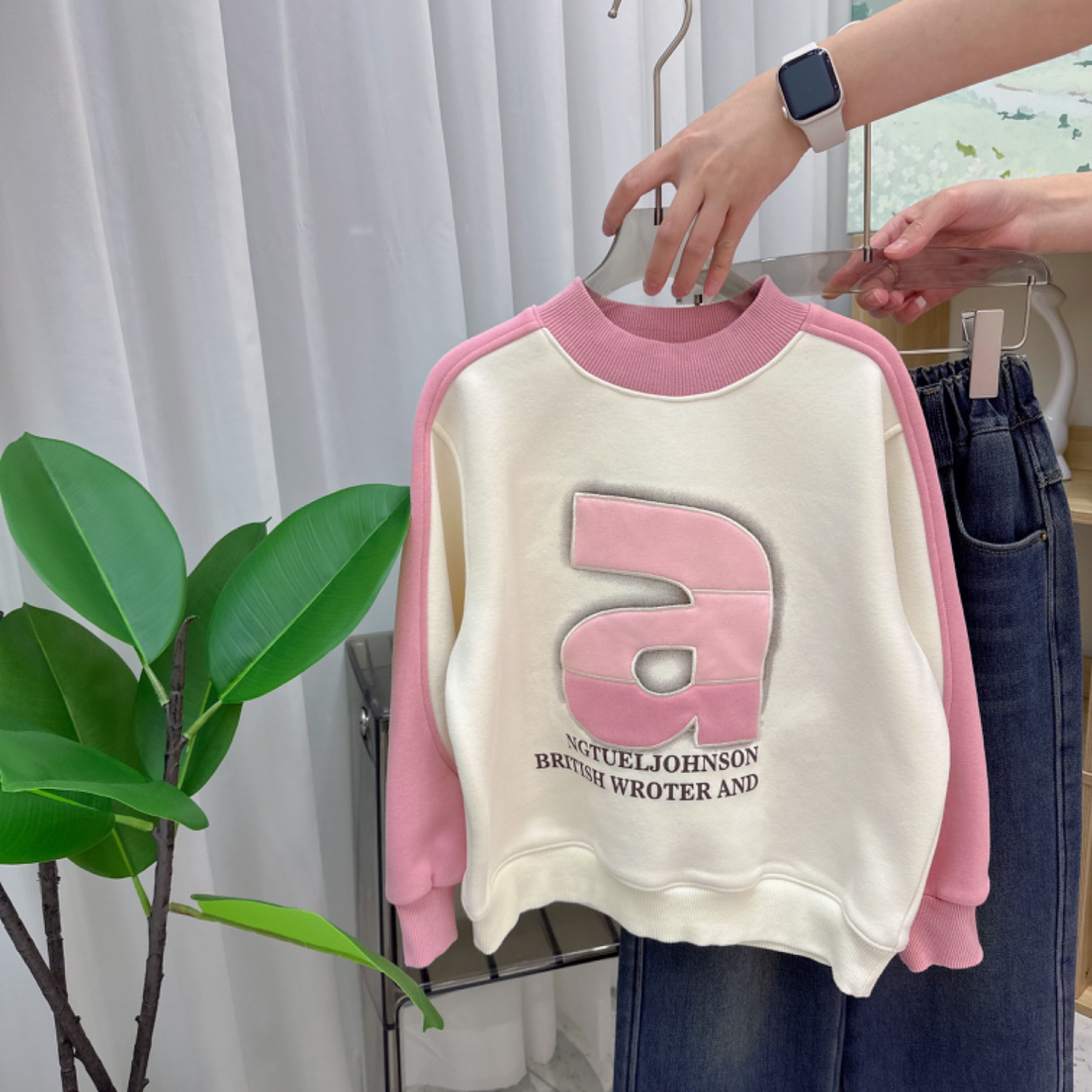 2123儿童a字母贴布绣拼色卫衣