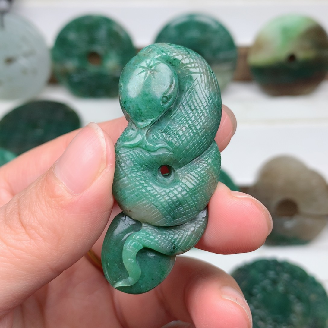 独山玉颈饰未镶嵌