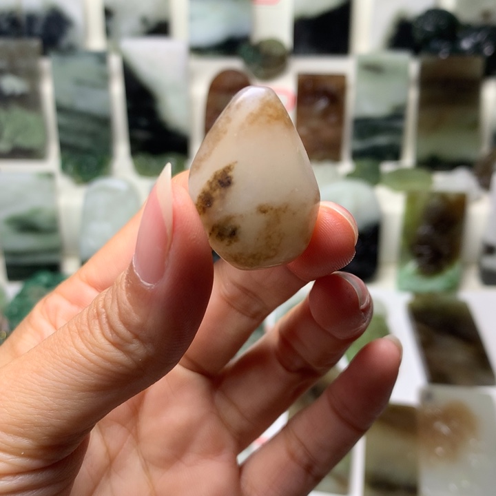 独山玉未镶嵌颈饰