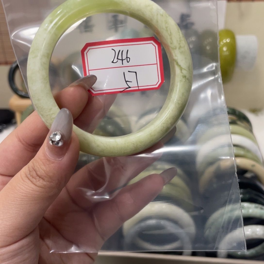 蛇纹石玉手镯未镶嵌