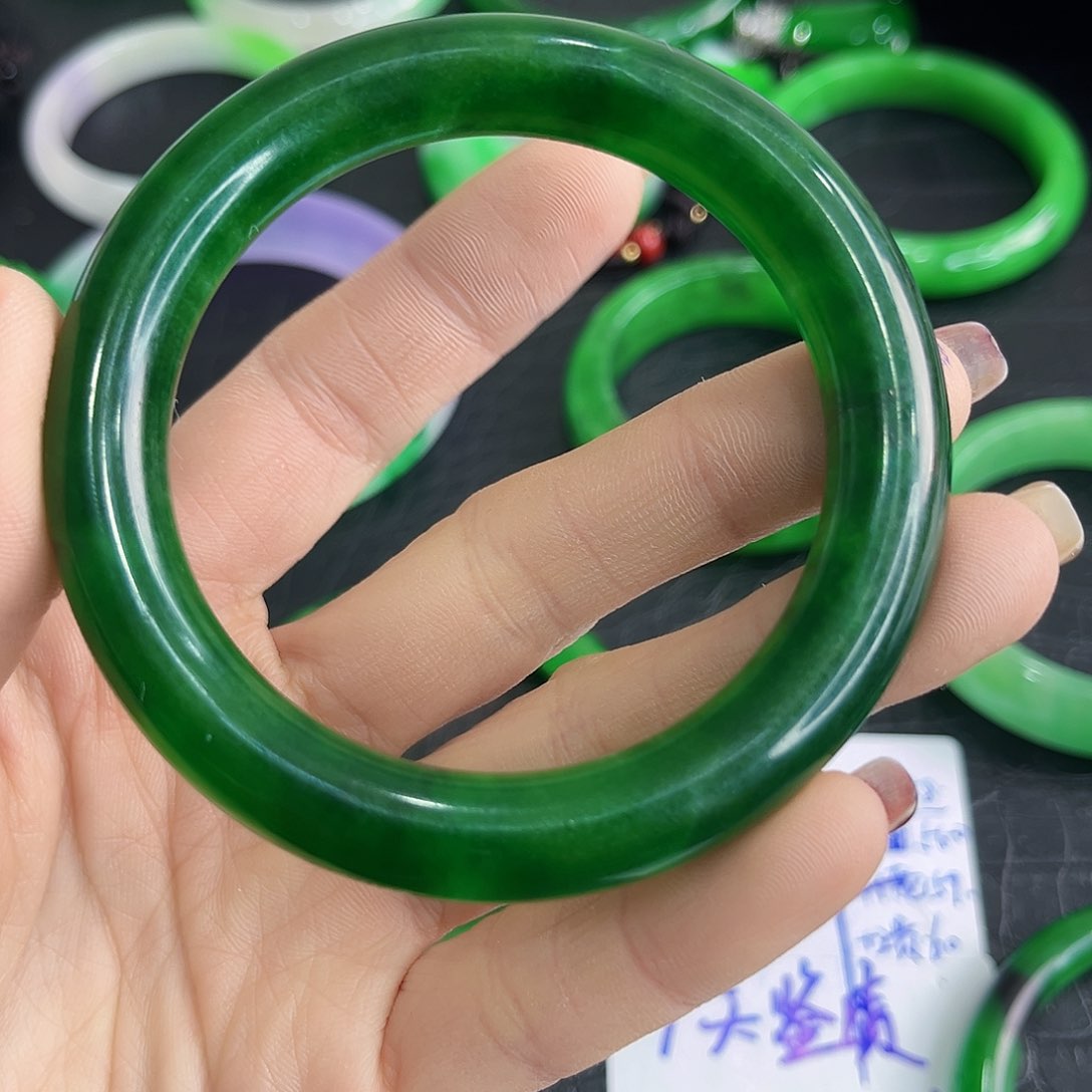 翡翠手镯未镶嵌V***g多样性