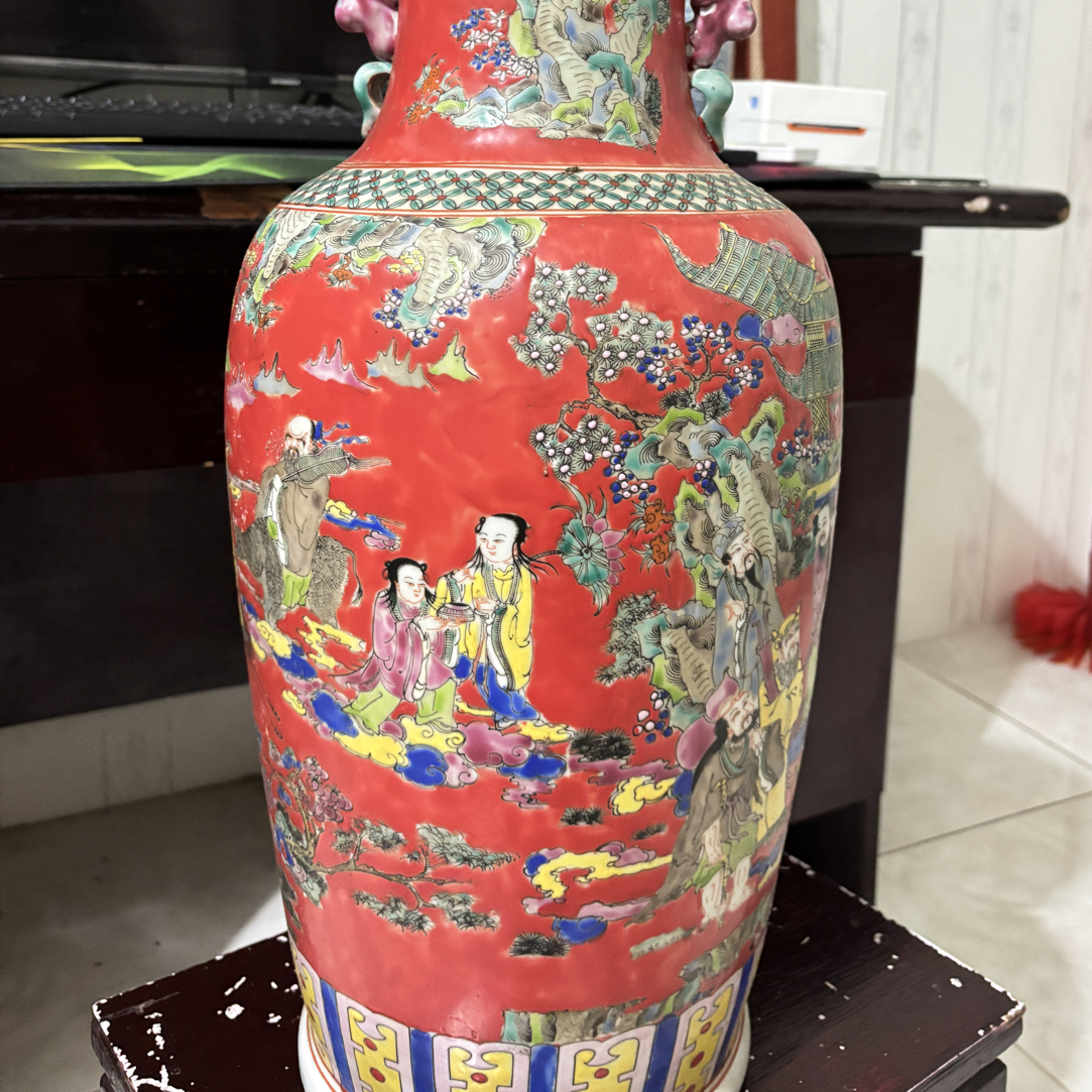 手绘青花梅瓶一只