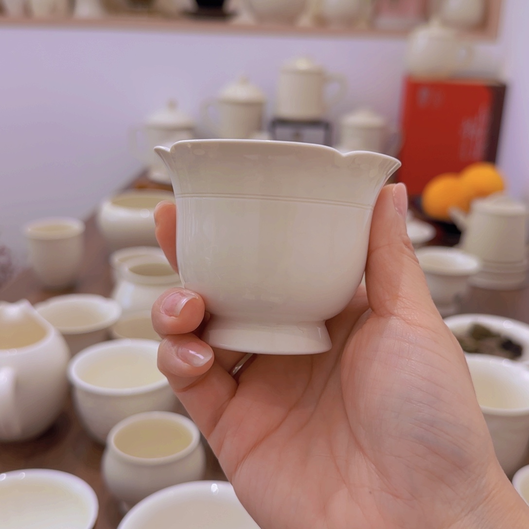郭*九微瑕定瓷花口杯补差价