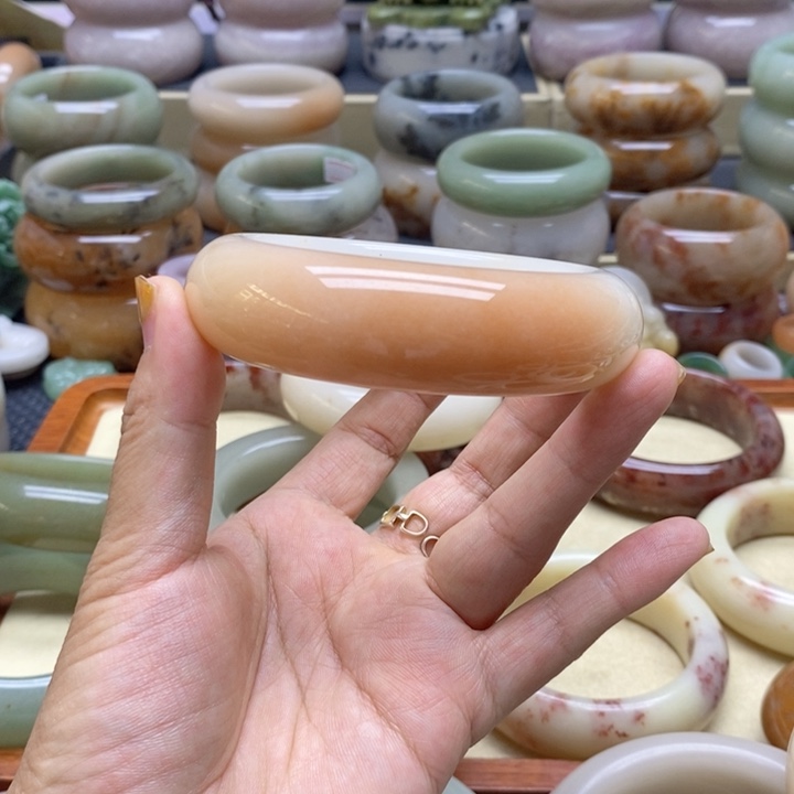微***笑未镶嵌手镯石英岩玉