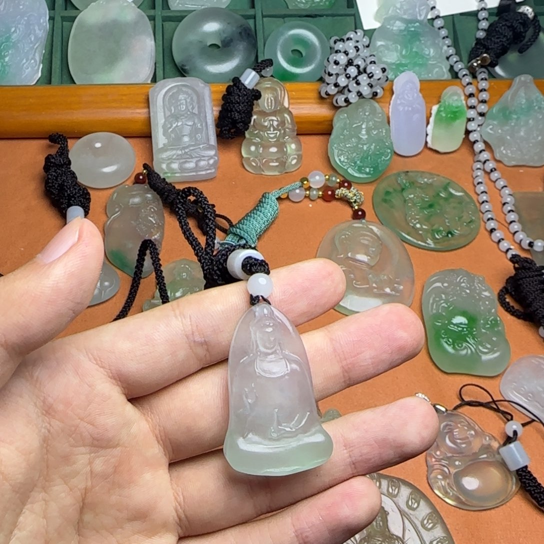 翡翠未镶嵌颈饰观音