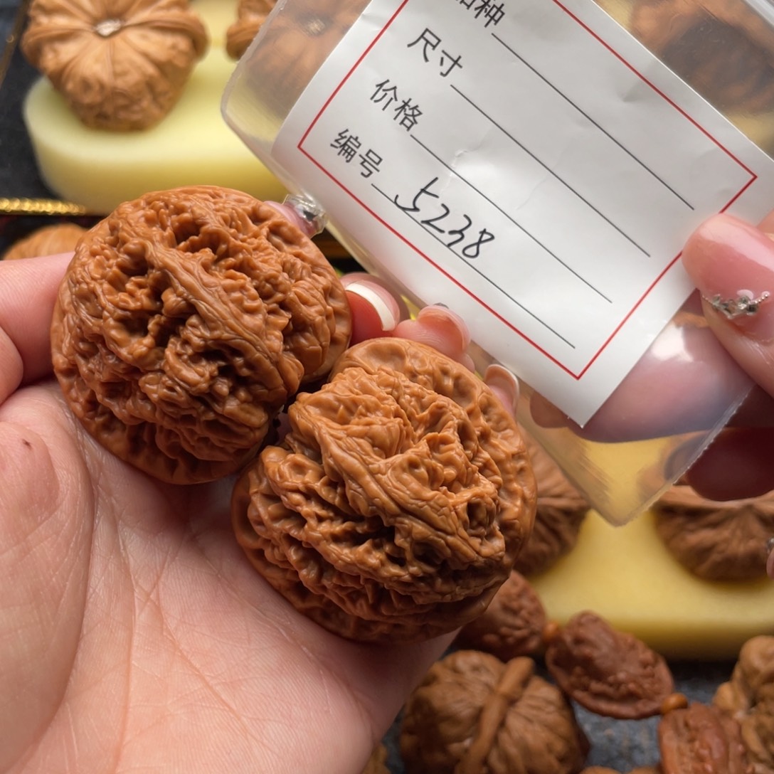 文玩核桃吊坠5238号42粗筋