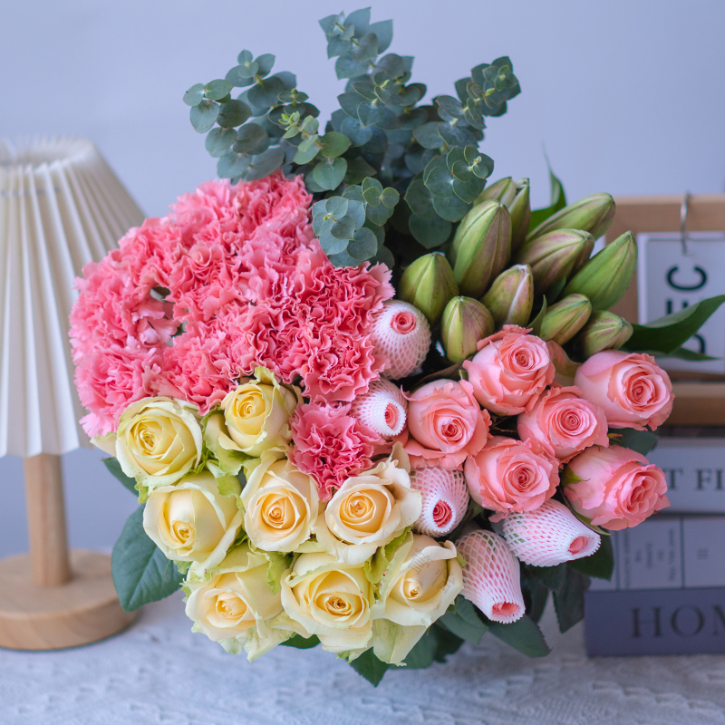 【520鲜花】粉玫瑰+香槟玫瑰+香水百合+康乃馨+配草1扎 云南直发