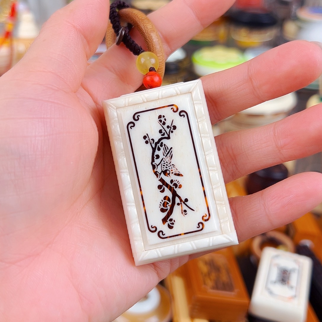 喜上眉梢款黄蛉盒一个