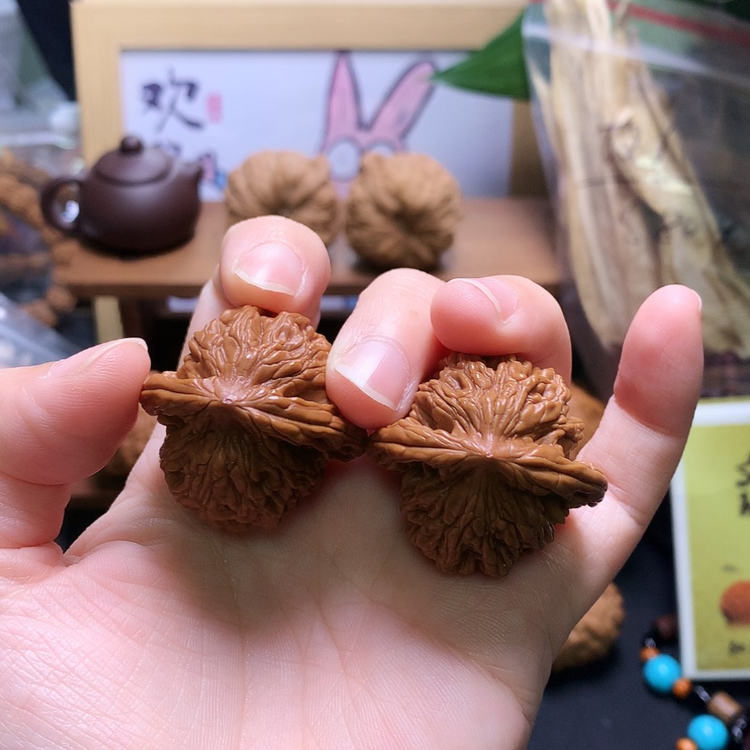 文玩核桃吊坠虎头36