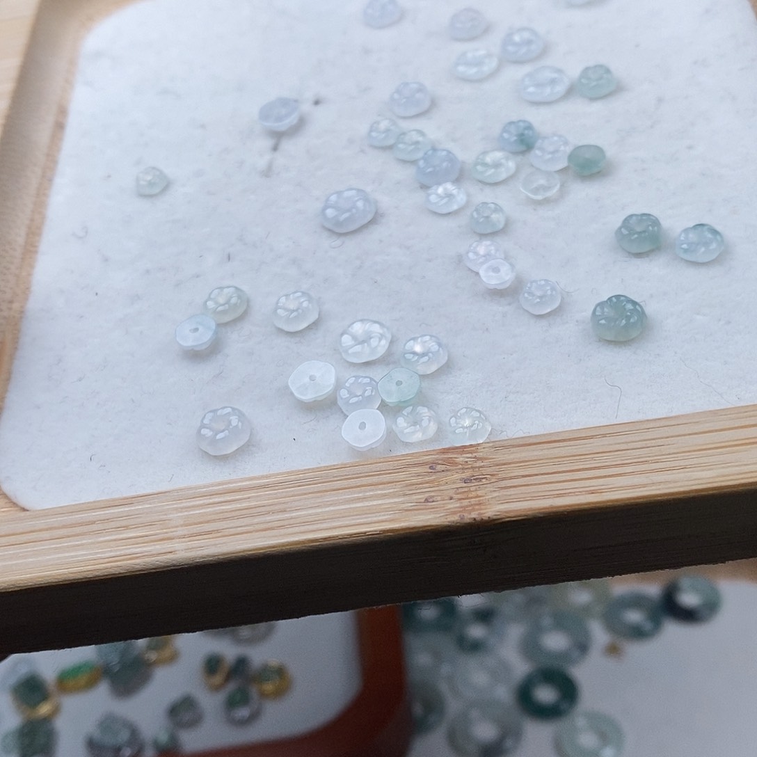 翡翠颈饰未镶嵌冰皮丘60一个