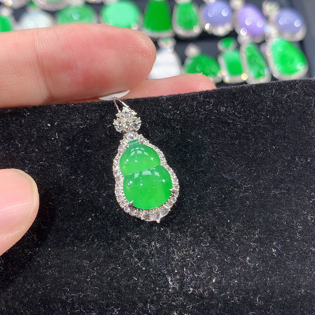 翡翠18K金镶嵌颈饰