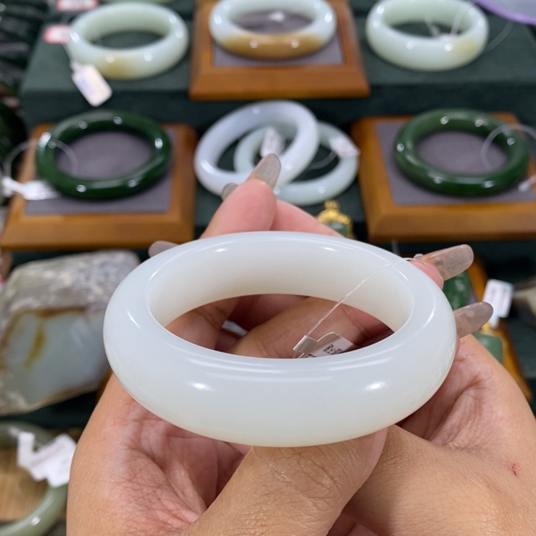 和田玉手镯未镶嵌