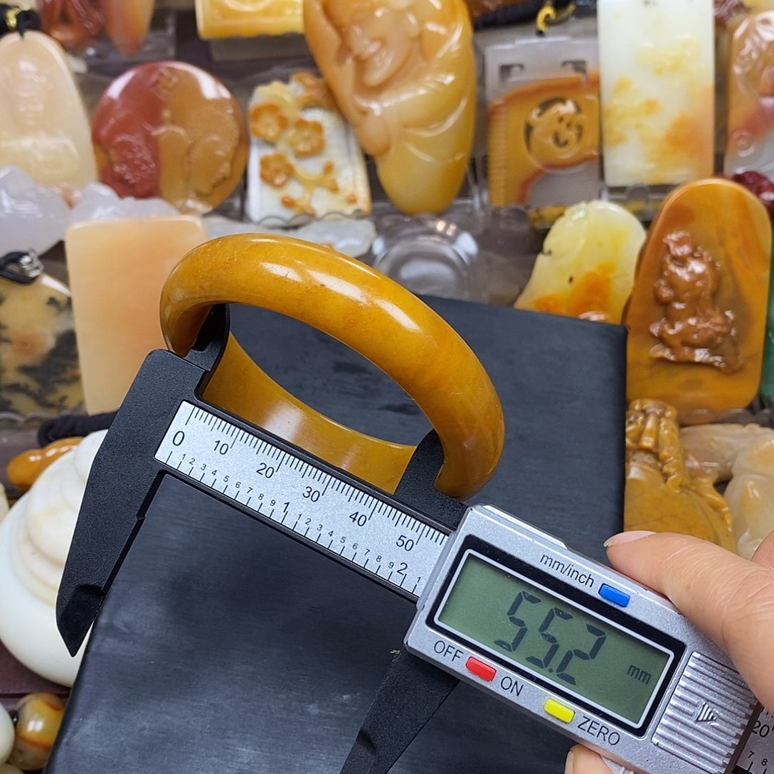 石英质玉（黄龙玉）颈饰未镶嵌