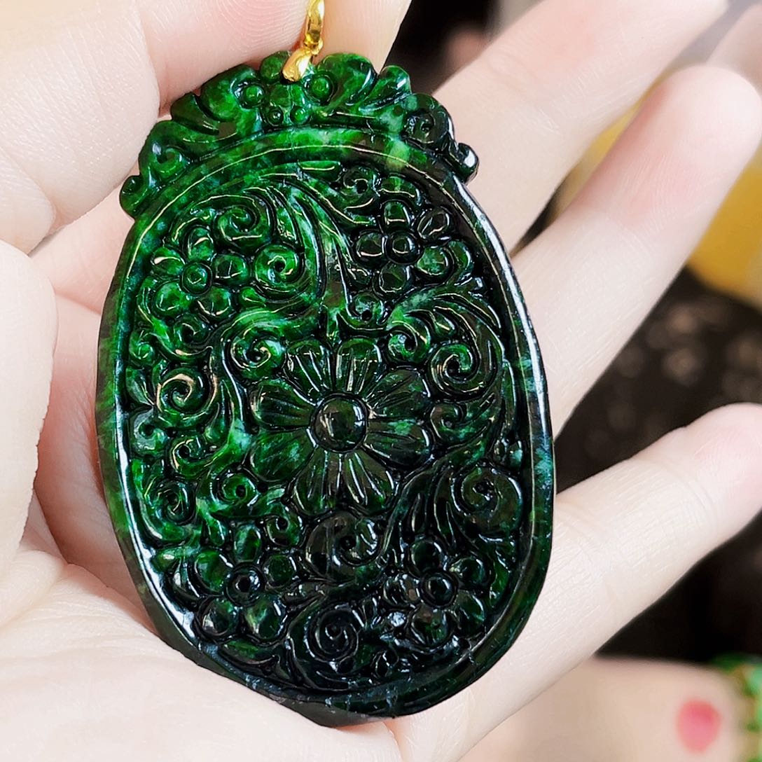 翡翠18K金镶嵌颈饰吊坠