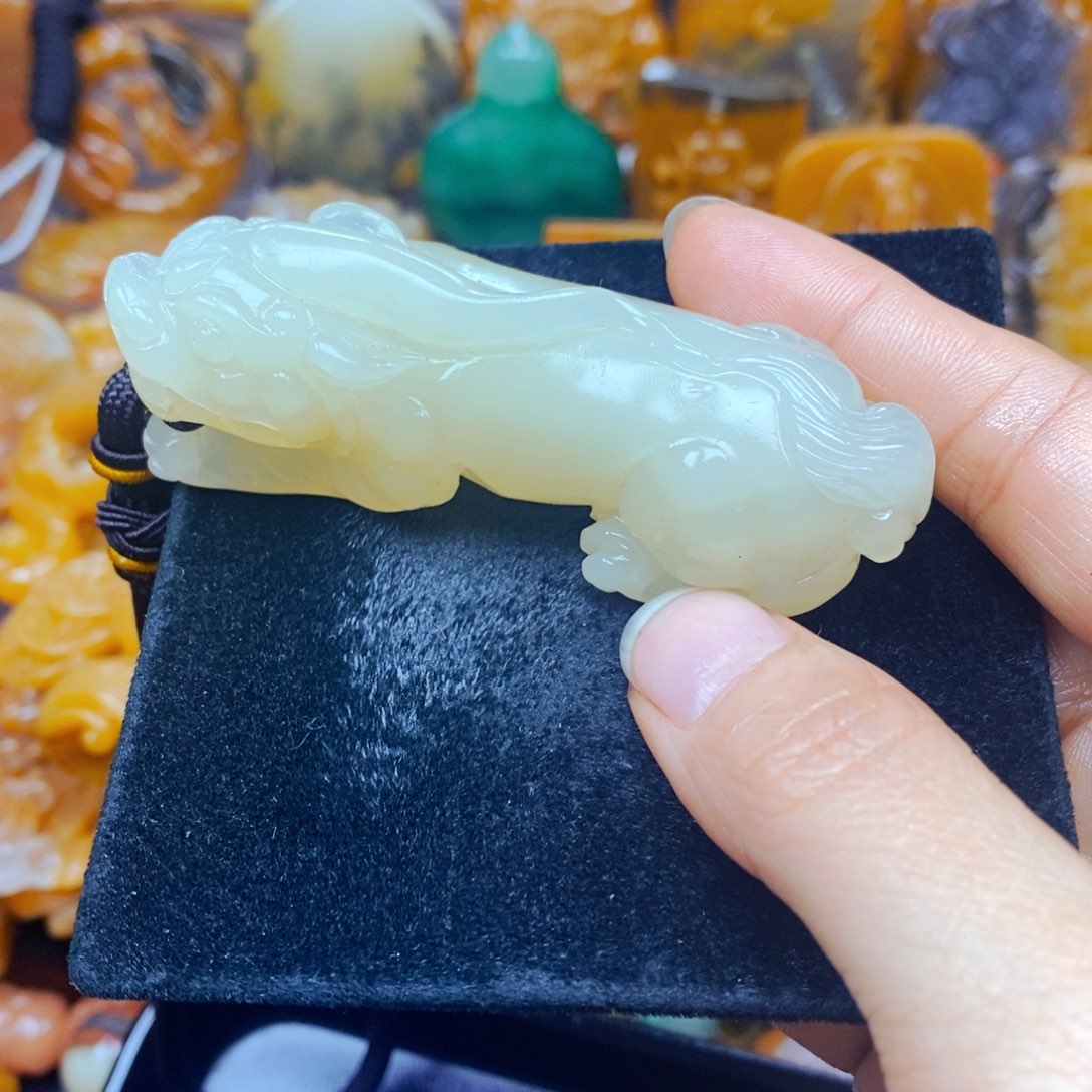 未镶嵌石英质玉（黄龙玉）颈饰