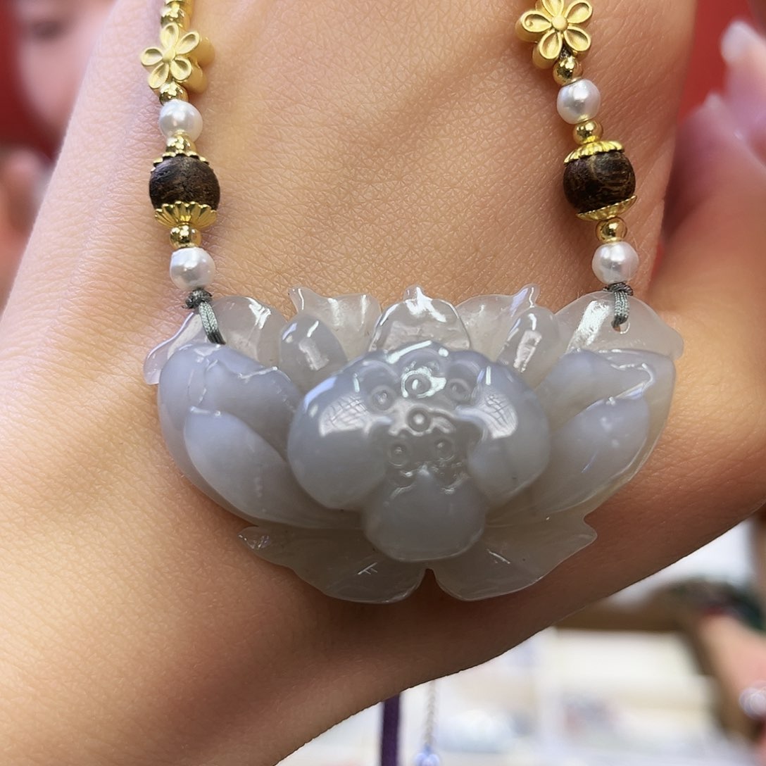 和田玉颈饰未镶嵌荷花