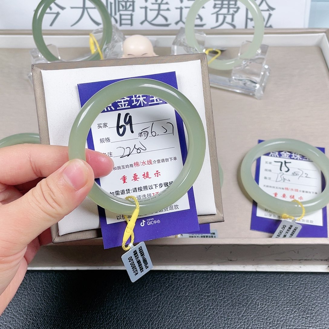 和田玉手镯未镶嵌