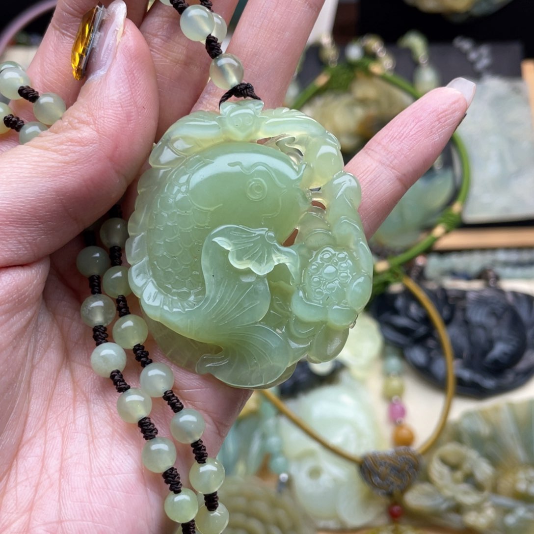 蛇纹石玉颈饰未镶嵌