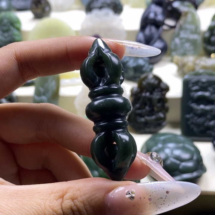 和田玉颈饰未镶嵌妙**?