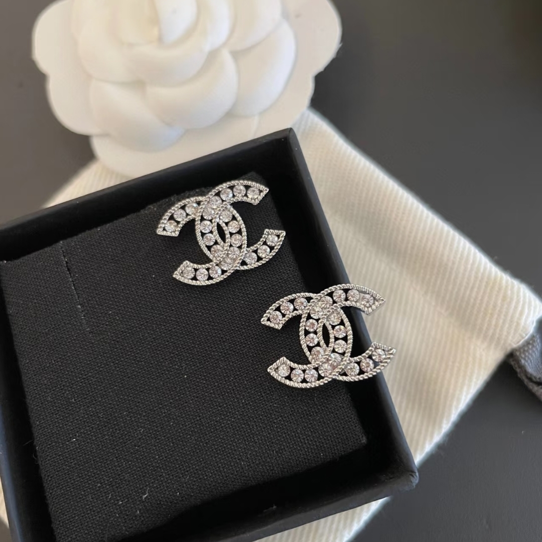 未使用 Chanel/香奈儿 耳钉银色镂空气质时尚经典百搭