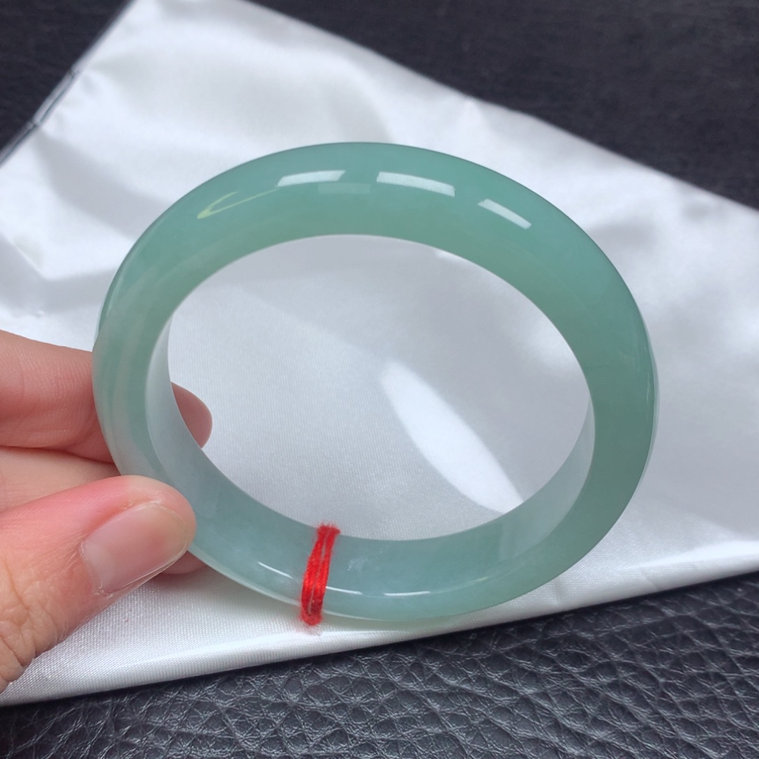 翡翠手镯未镶嵌。