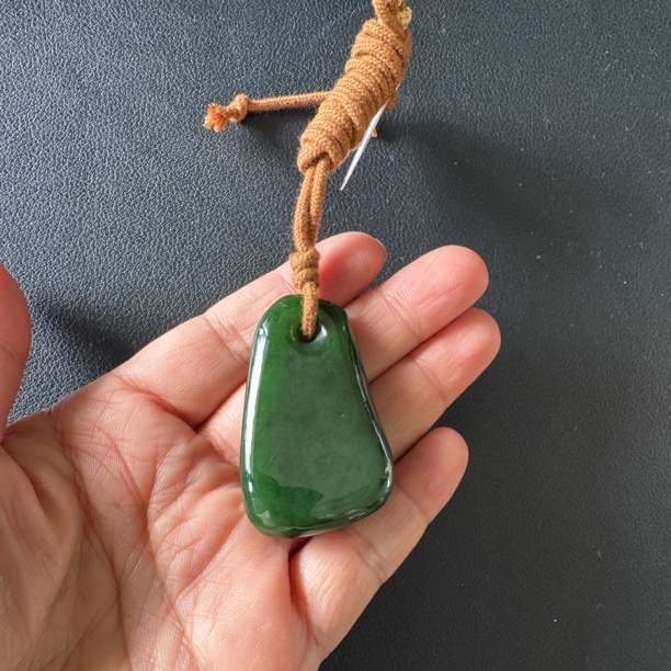 【波菜绿随形吊坠30克】俄七碧玉波菜绿无事牌约45*28*11.6mm吊坠