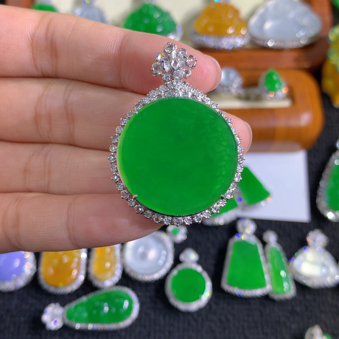 翡翠18K金镶嵌颈饰