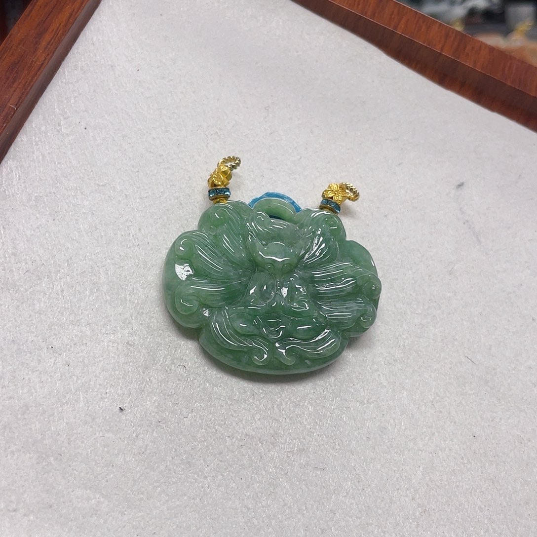 翡翠未镶嵌颈饰狐狐吊坠