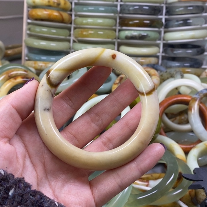 蛇纹石玉手镯未镶嵌