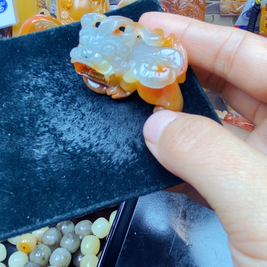 石英质玉（黄龙玉）未镶嵌颈饰