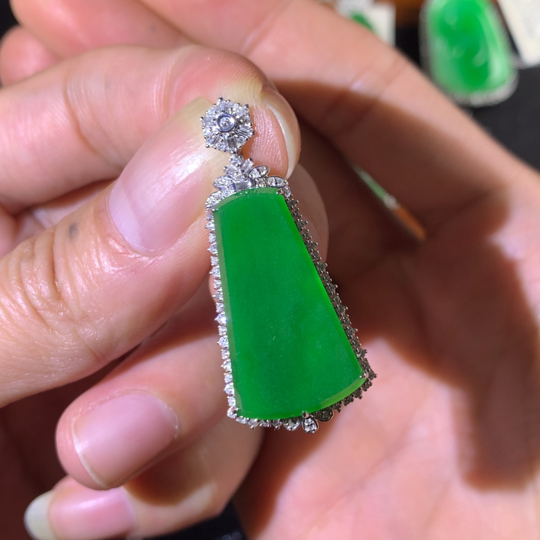 翡翠18K金镶嵌颈饰翡翠