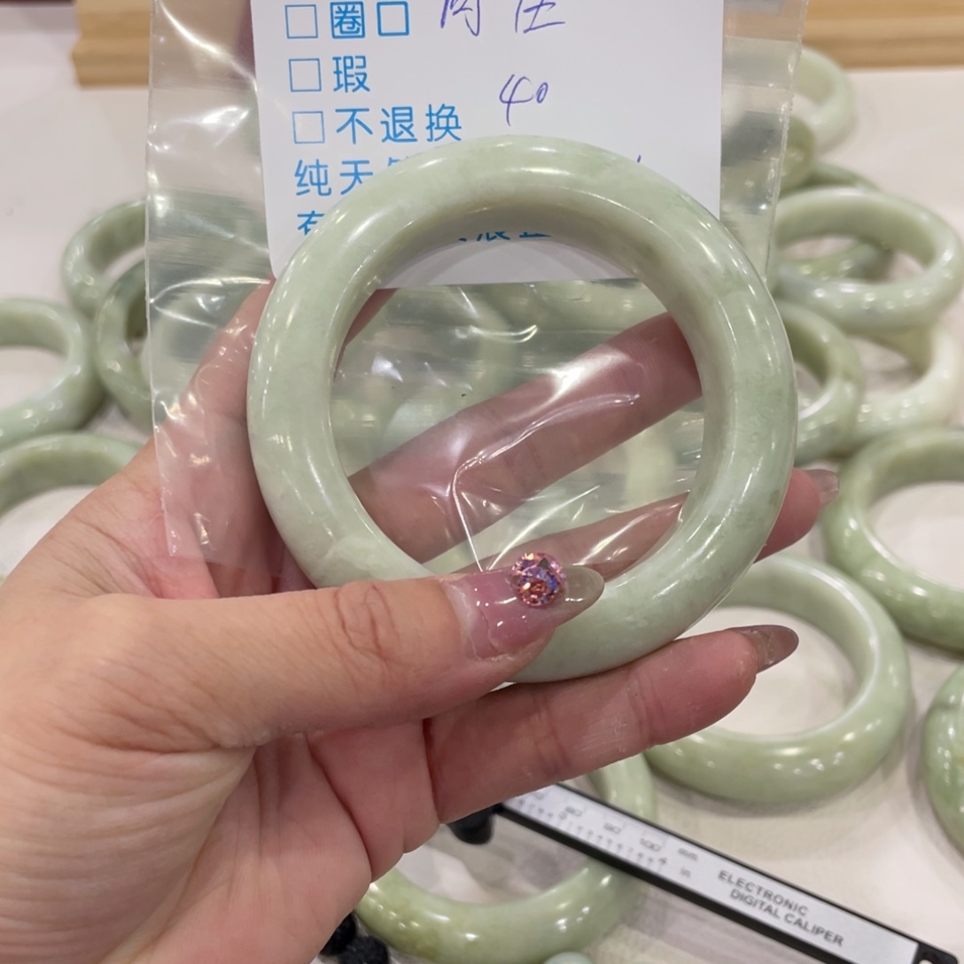 向***往蛇纹石玉未镶嵌手镯